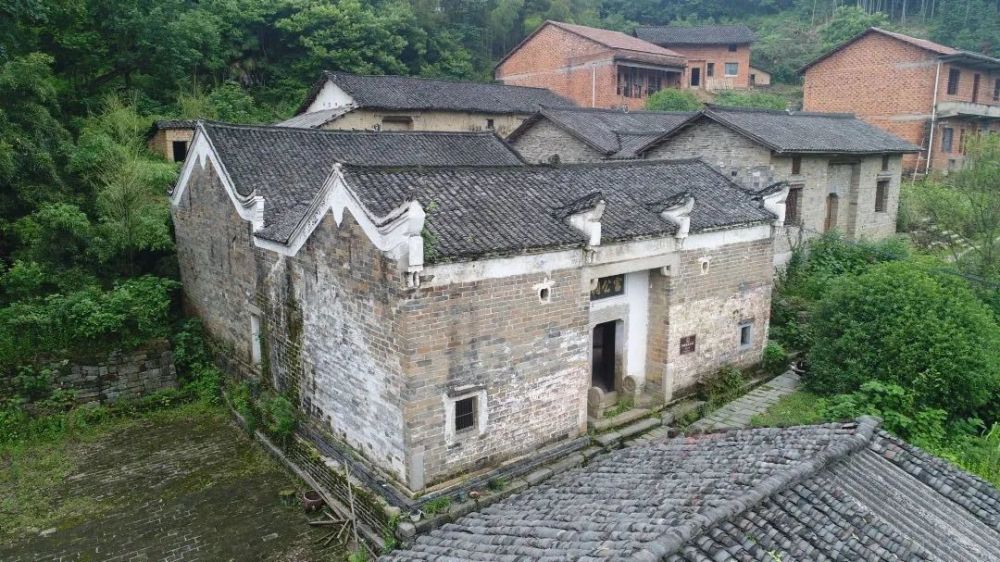 就是没人住了 中国大多数农村都一样 有着数不清的泥砖瓦房 谁家要是