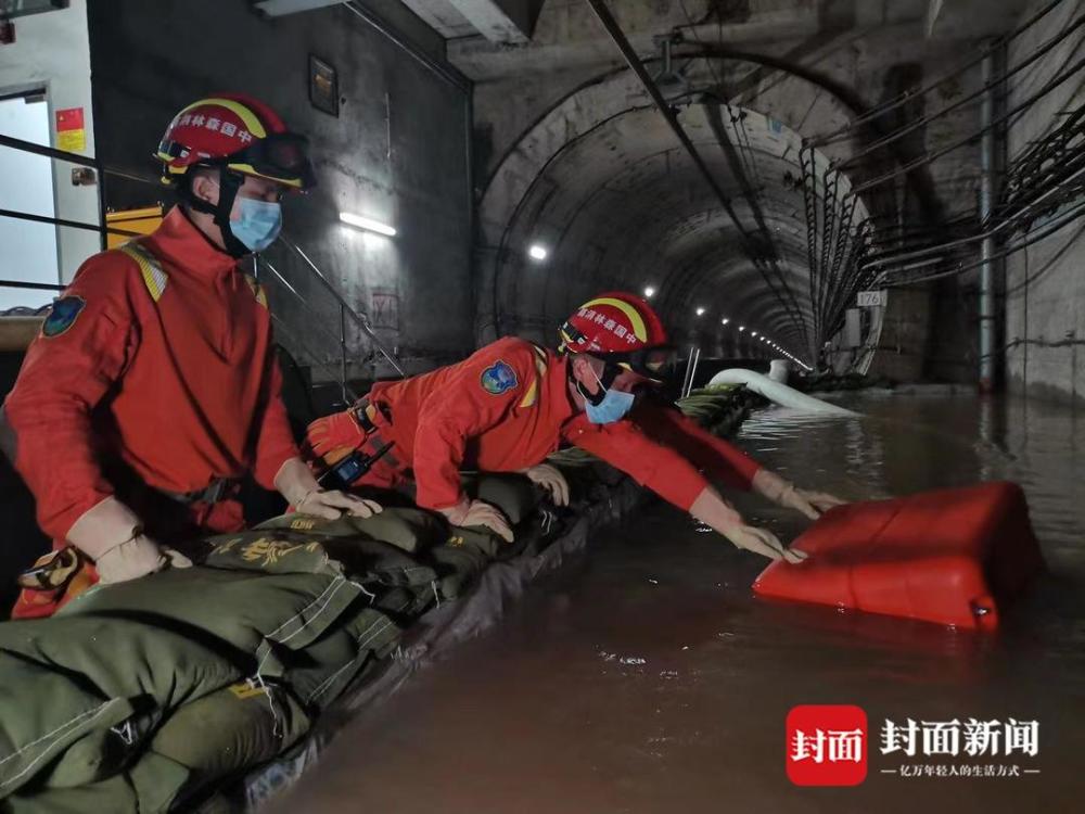 直击郑州暴雨救援现场 四川森林消防员在地铁二号线排涝抢险