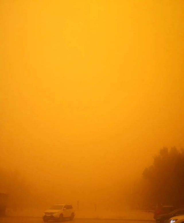 甘肃遭遇罕见沙尘暴,白昼瞬间变成黑夜
