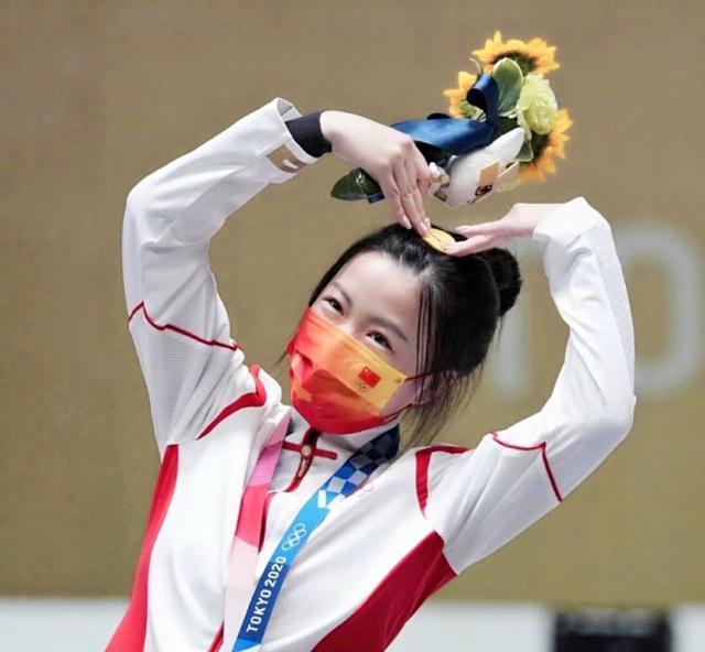 杨倩夺金路布满荆棘,参赛前母亲患重病住院,曾想放弃学业和奥运