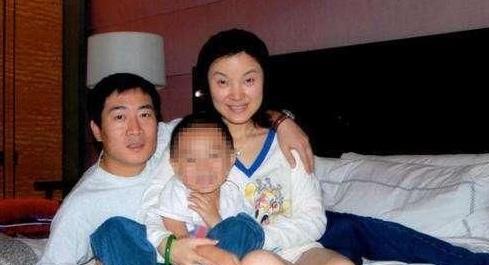 在2013年,陈红的丈夫李军被媒体曝出强闯女主播沈星位于香港的公寓 使