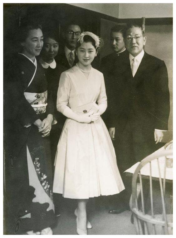 恶婆婆良子皇后折磨美智子,把眯眯眼的基因带进皇室,影响了后代