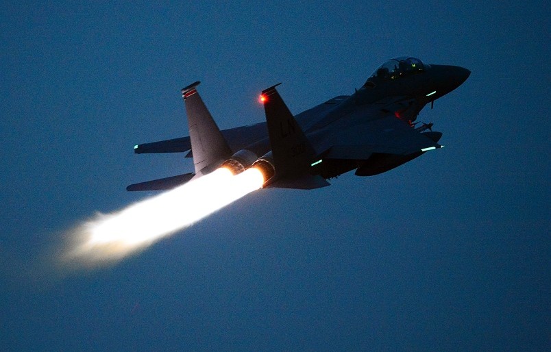f-15e战斗机发动机正常时加力燃烧室的火焰.
