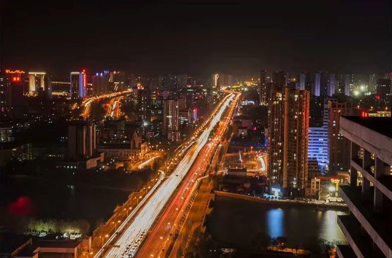 除了热闹的街市,夜市,秦皇岛还有迷人梦幻的夜景可供赏析~ 秦皇岛夏日