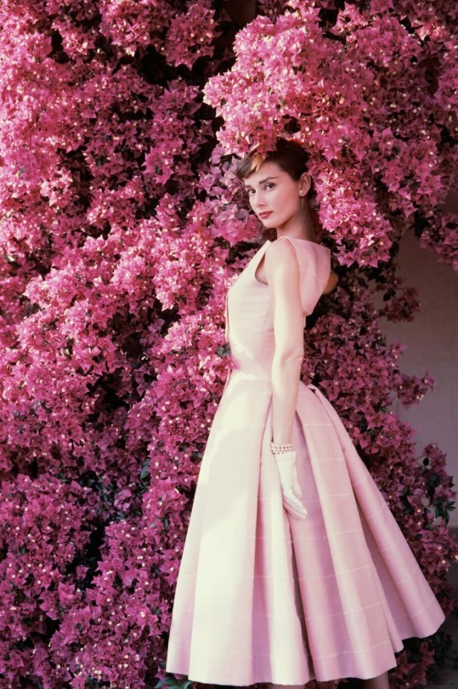 由奥黛丽赫本掀起的粉色婚纱复古风潮,能不能"吹"进你的心里?