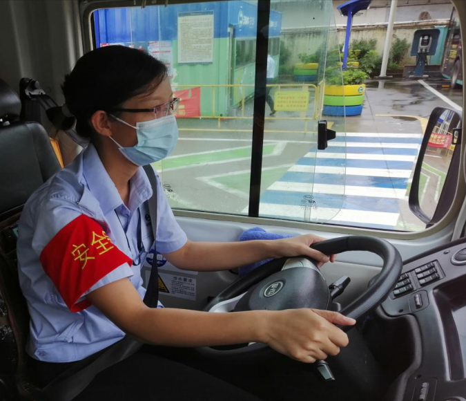 清一色女司机撑起深圳东部公交唯一一条巾帼文明示范线路