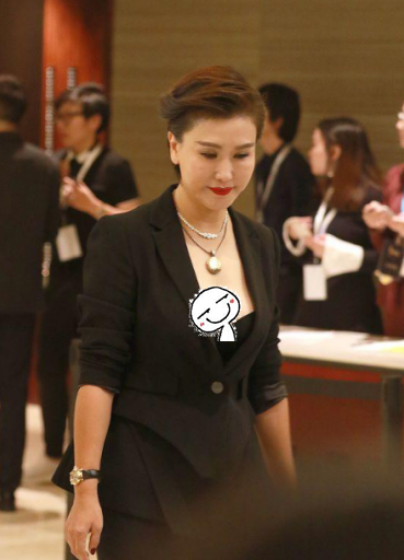 王茜穿衣真大胆,修身西装大秀"女人挺",干练短发,优雅又帅气