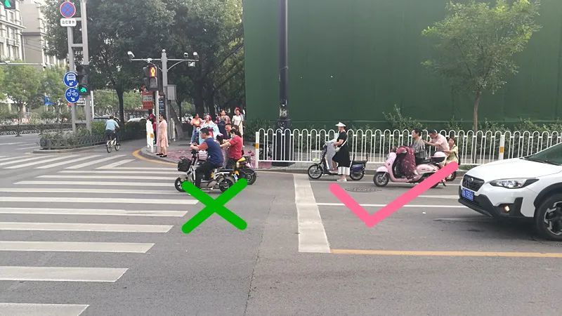 停车:等绿灯时不能越过停止线,更不能占用斑马线.