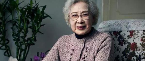 96岁老艺术家秦怡:坦言与女儿关系不好,今将捐毕生财富