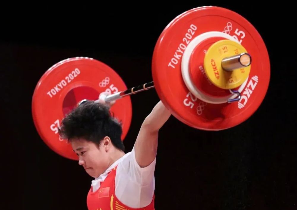 第二金:中国选手侯志慧夺得东京奥运会女子举重49公斤级冠军.