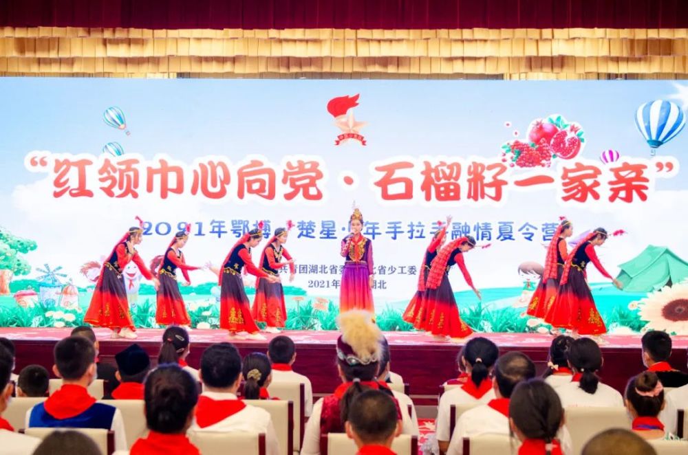 像石榴籽一样紧紧拥抱在一起