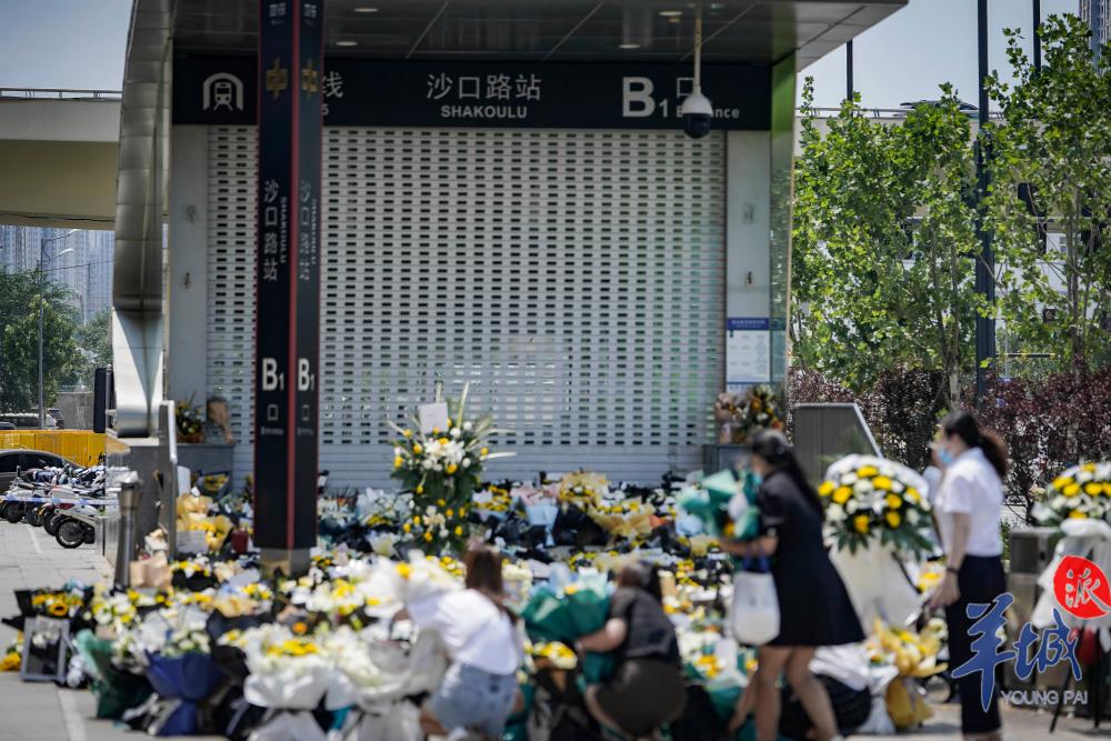 【一线直击】郑州地铁5号线站口铺满鲜花,群众自发悼念遇难者