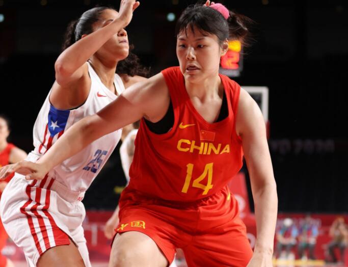 首秀大胜42分!中国女篮豪取开门红,李月汝砍21 12 5,姚明观战
