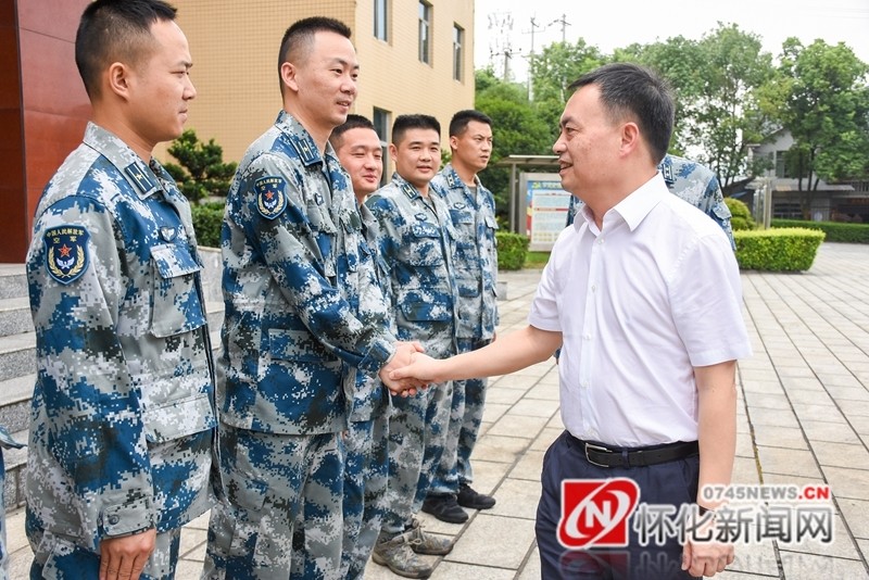 (记者 龚彦 摄)在怀化军分区召开座谈会.