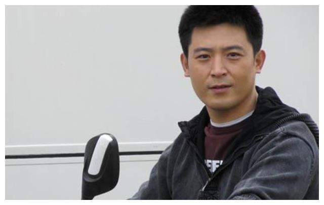 春晚知名小品演员孙涛,为何红了25年没绯闻?看他老婆是谁就知道
