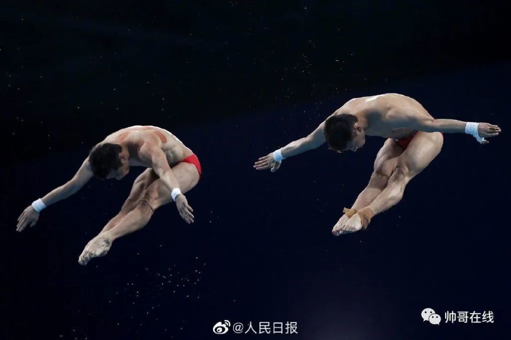 为看看两位跳水运动员, 堪称完美级的最后一跳吧!