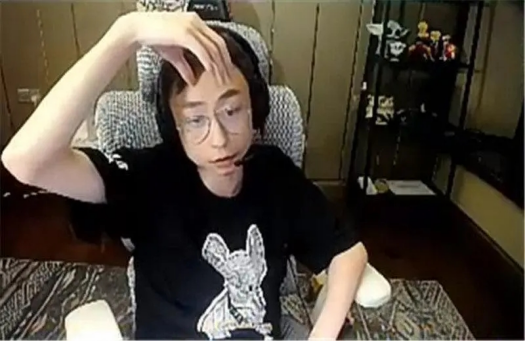 theshy双重撞墙下饭操作引水晶哥疯狂操作自称g粉的水晶哥也顶不住