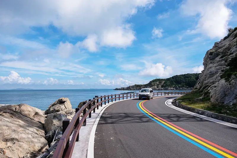 南麂岛上有一片叫 大沙岙的海滨浴场(洞头也有一片沙滩叫大沙岙),三面