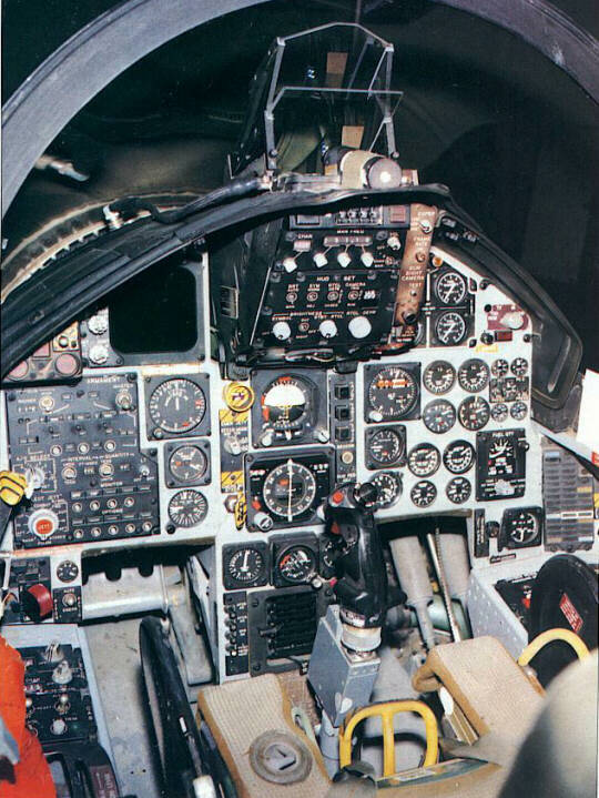 美国f-15战斗机座舱进化史,从全仪表到全液晶,见证了科技的进步