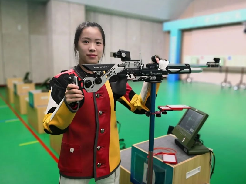 射击奥运冠军美女杨倩飒爽英姿