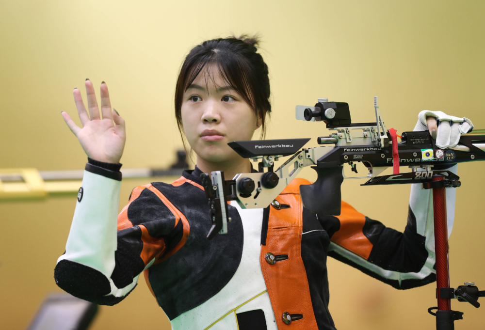射击奥运冠军美女杨倩飒爽英姿_腾讯新闻