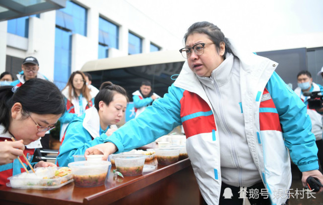 东方卫视报道明星救灾作秀用韩红王一博照片,央视报道完美回击