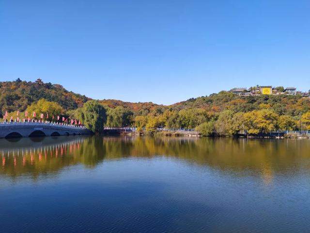 吉林北山是位于吉林市区域内的著名旅游景区,也是国家4a级风景区