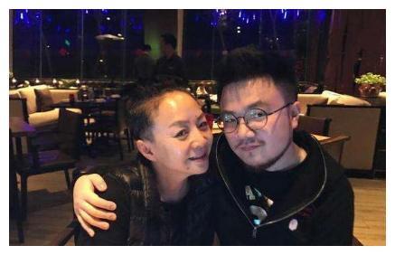 离婚后宋丹丹独自带着巴图生活,期间英达都不曾给儿子付过生活费