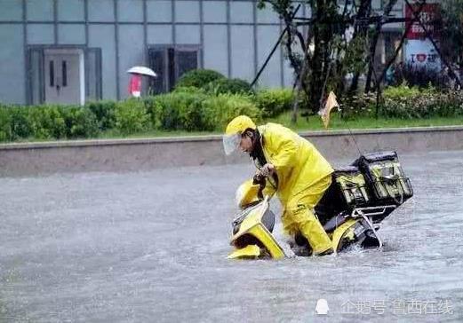 跑外卖下暴雨怎么穿搭_暴雨送外卖图(3)