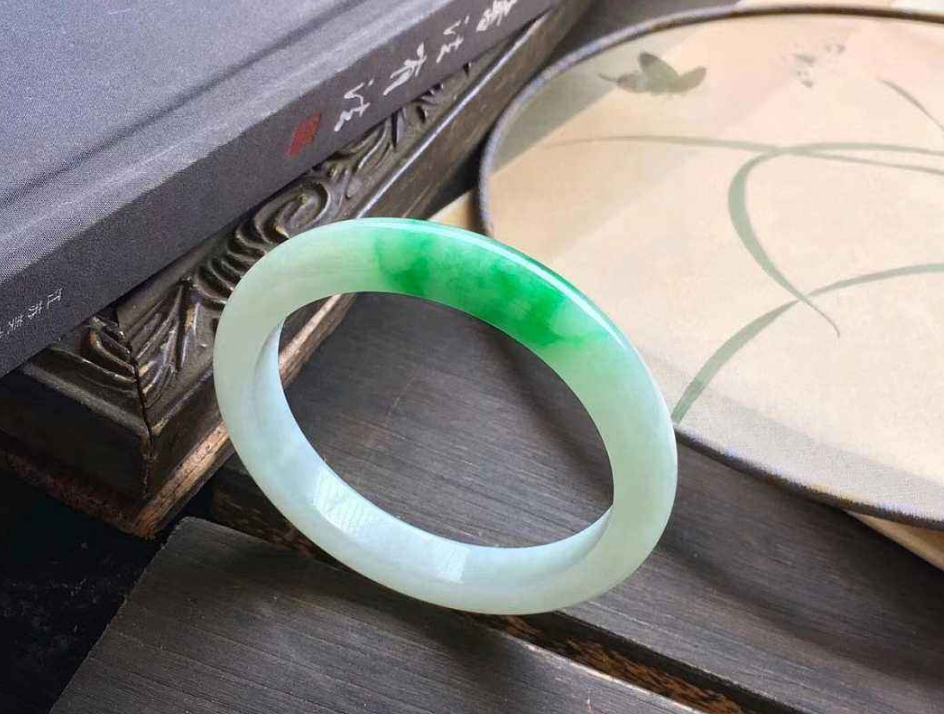 不同价位的翡翠手镯都长什么样凭何价差千倍