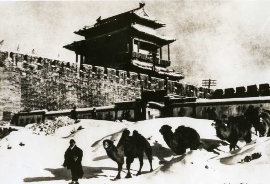 1900年,北京朝阳门,元朝时称"齐化门,明朝修缮后改称"朝阳门.