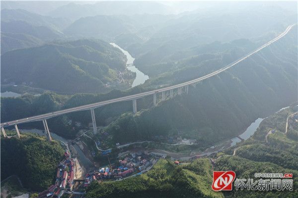 图说怀化|溆浦县三江镇段特大桥美如画