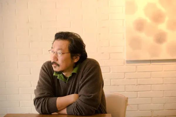王曦德:其实最开始剧本里面写的是开了一个理发店