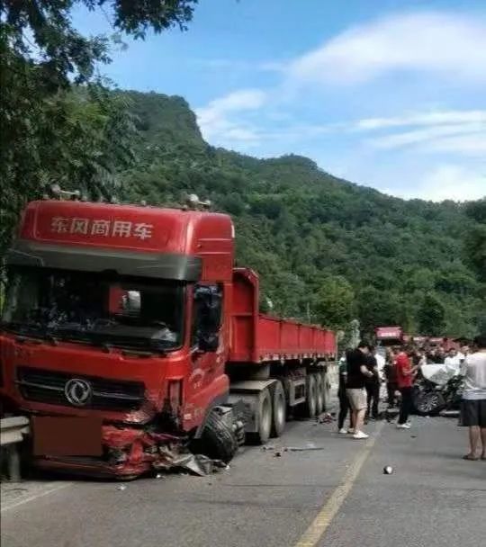 据绵阳市平武县公安局通报称,造成小型汽车内的2人当场死亡,2人经抢救