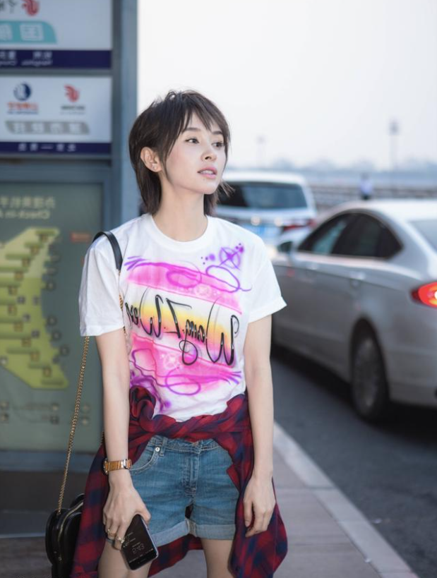 王子文怎么越来越像小女孩?穿格纹衬衫配t恤走机场,嫩