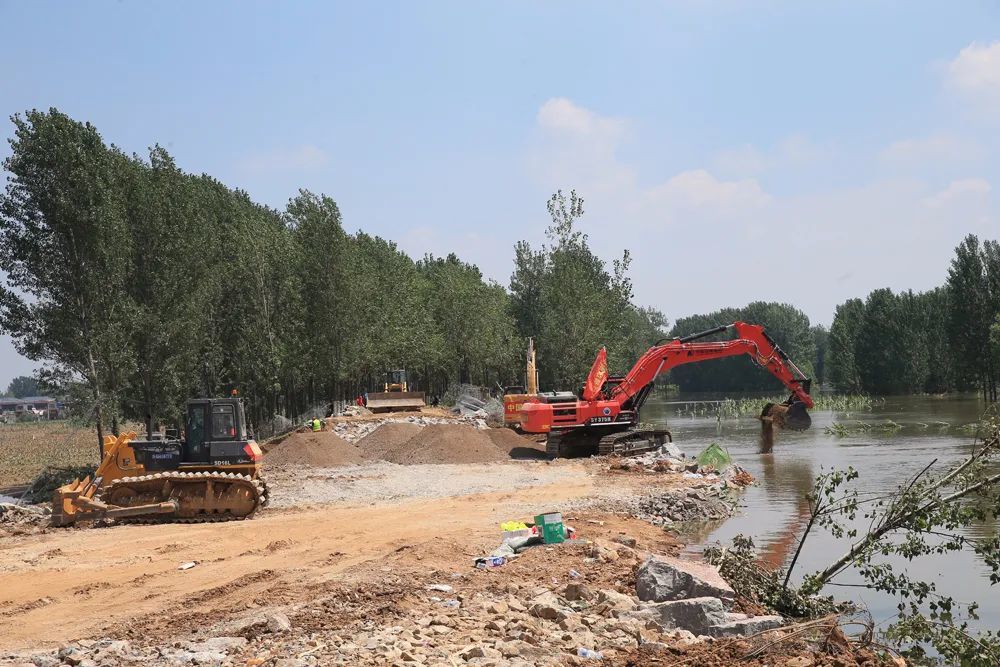 7月26日,河南省鹤壁市浚县新镇镇彭村,封堵后的卫河决堤口  记者 席晶