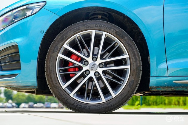 轮胎则是采用了固特异旗下的高性能轮胎eagle f1,尺寸为225/45 r18.