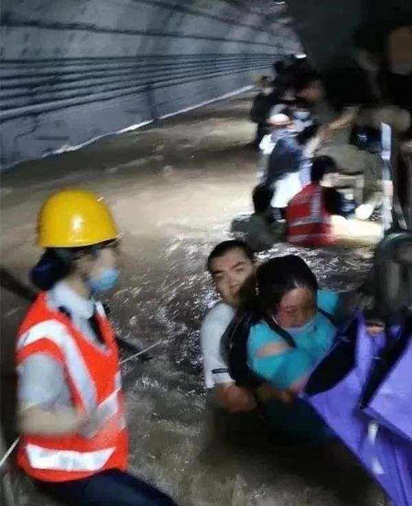 郑州暴雨,洪水过后,美丽家园一片狼藉,令人唏嘘!