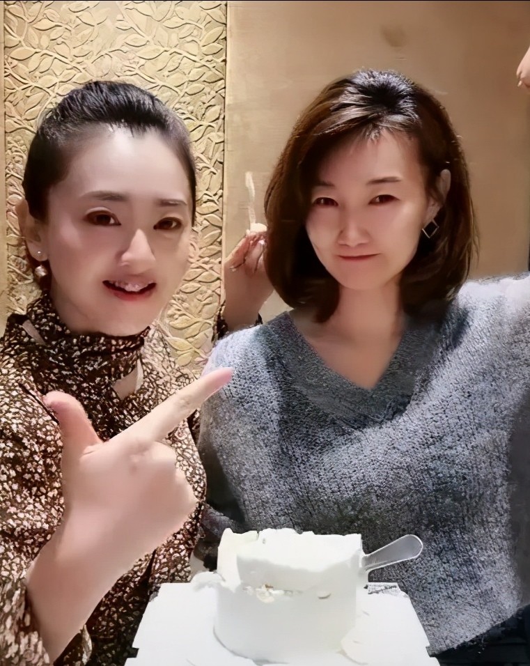 央视主持李梓萌现身直播,跳健身操力度到位,婚姻状况至今是谜