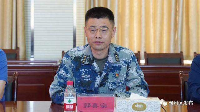 86266部队政治委员郭喜宗代表部队党委,全体官兵,对区委书记何正军
