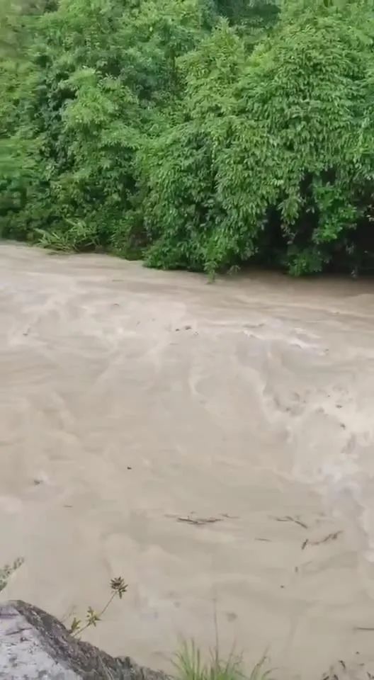 揭西平静的小山沟,突然洪水滚滚