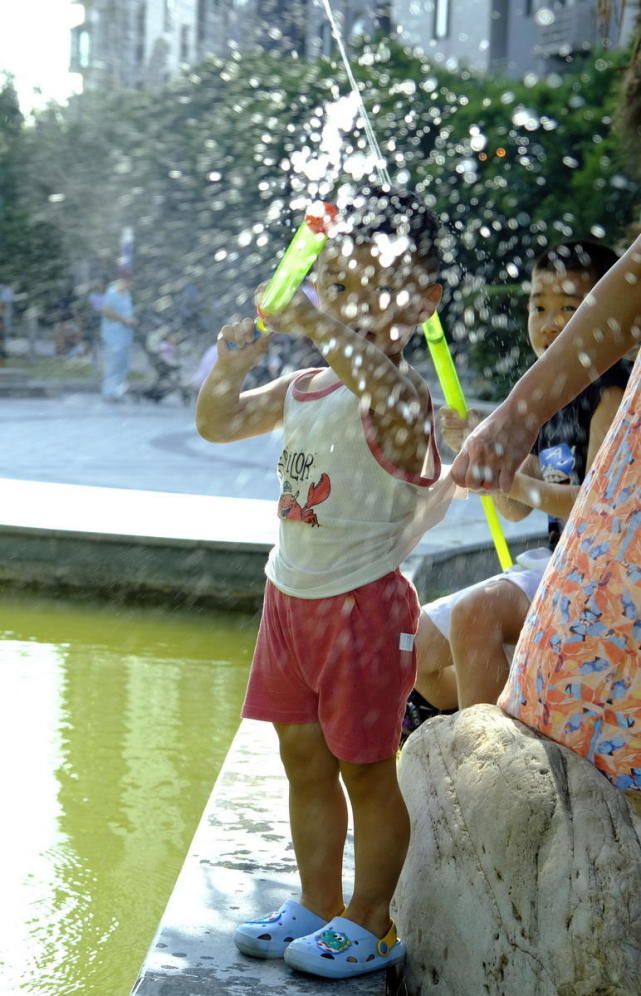 看小区孩子玩水枪严建设