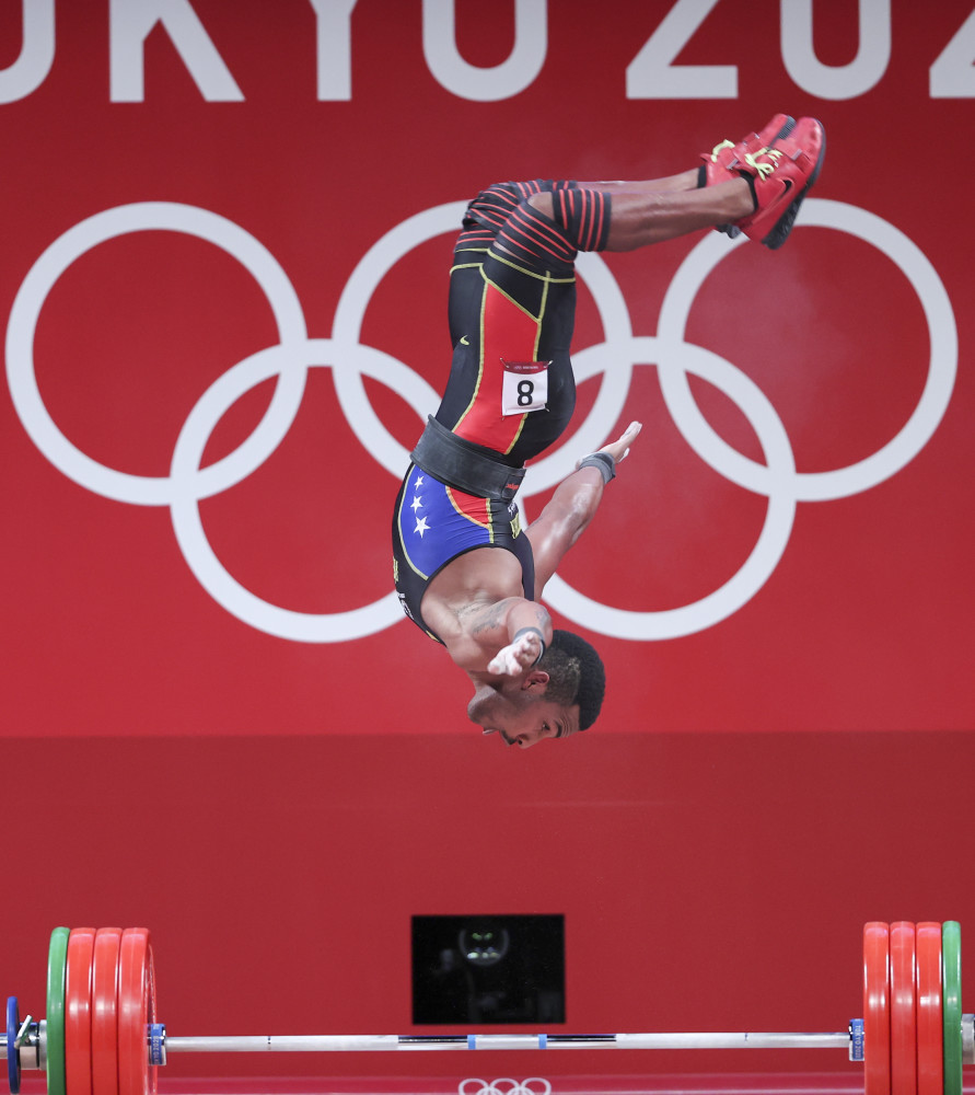 当日,东京奥运会举重男子73公斤级比赛在东京国际论坛大厦举行.
