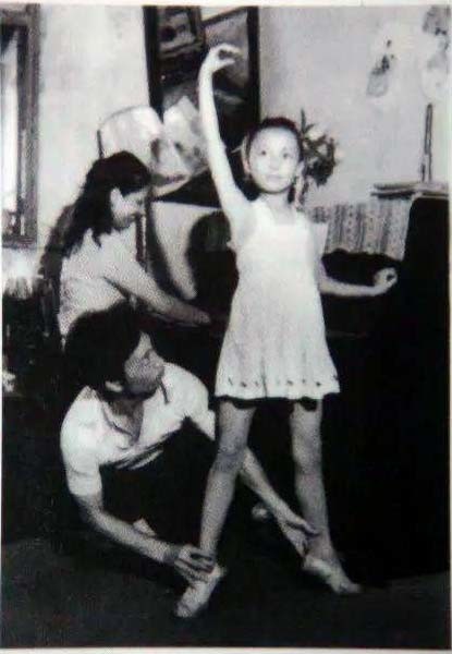 陈数1977年出生于湖北省黄石市,父亲陈宗善曾是黄石市歌舞团的演员