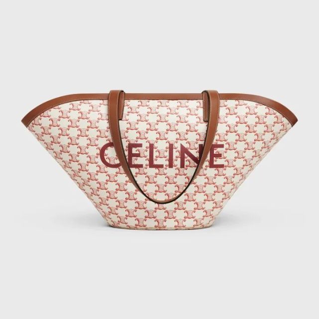 celine这个标志性大大的金属锁扣给整个包包看起来多加了几分复古的