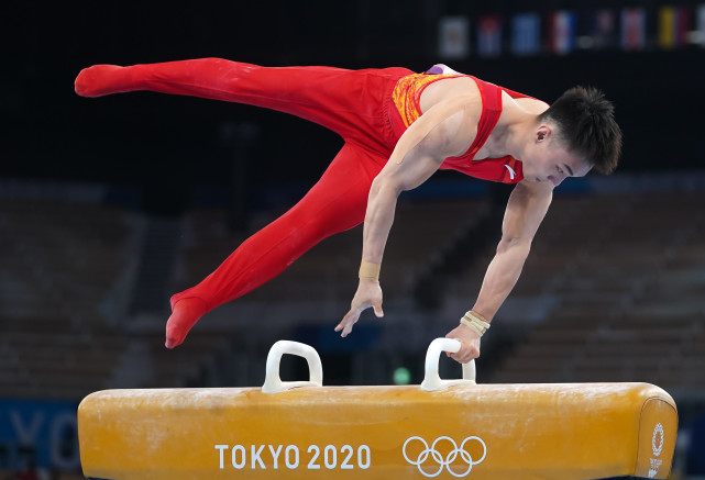 7月28日,中国选手孙炜在鞍马项目比赛中. 新华社记者 程敏 摄