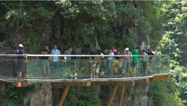 "我是第一次来,从来没有走过这个玻璃栈道和高空漂流,很刺激,这么好的