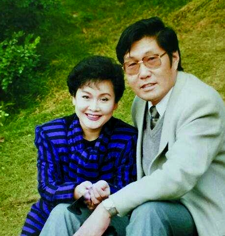 他一婚娶李谷一,二婚娶教授,现81岁儿子才28岁