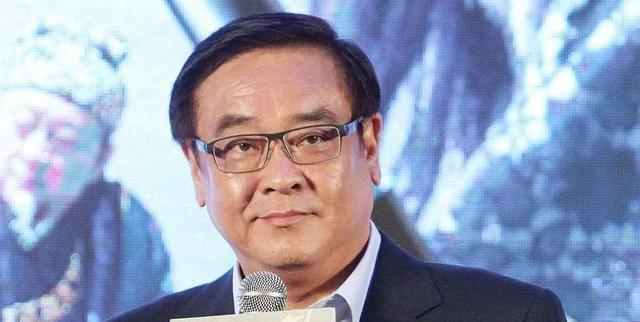 尔冬升的私生女:爸爸为她抛弃妻子,她神似爸爸可继承