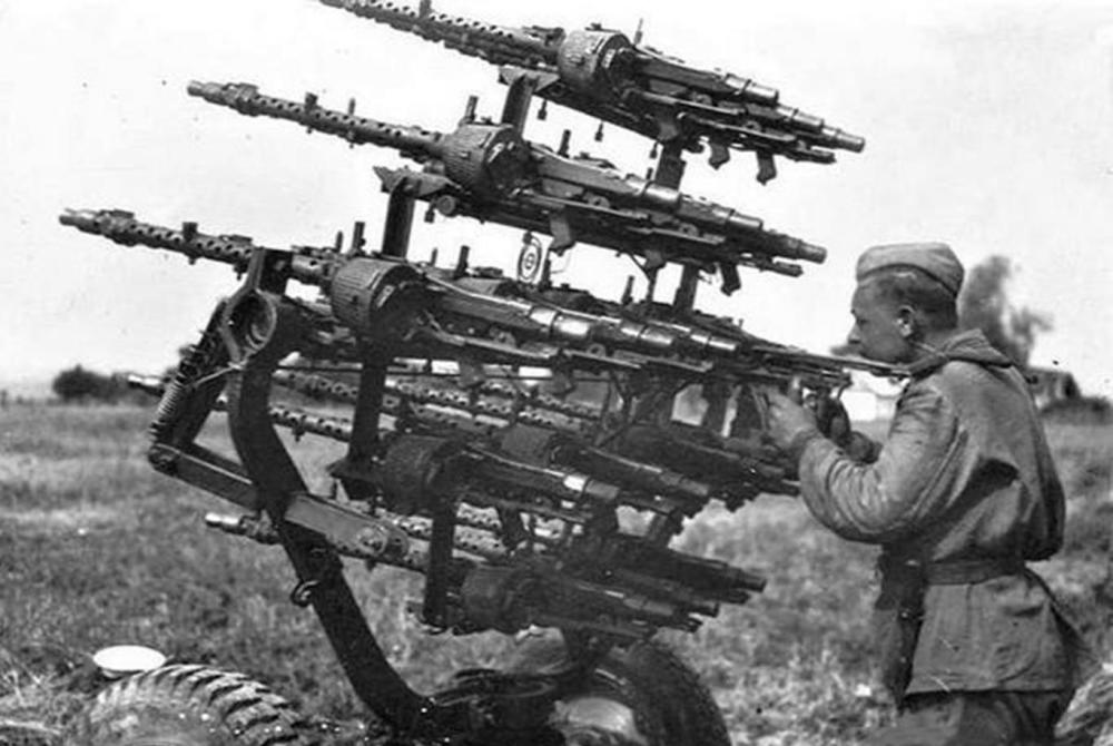 苏联人用缴获的德国mg43机枪组装的多联高机,我数了一下,足足17挺!